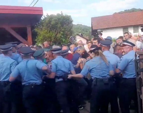 Građani probili kordon policije u dvorištu Miličevića (VIDEO)