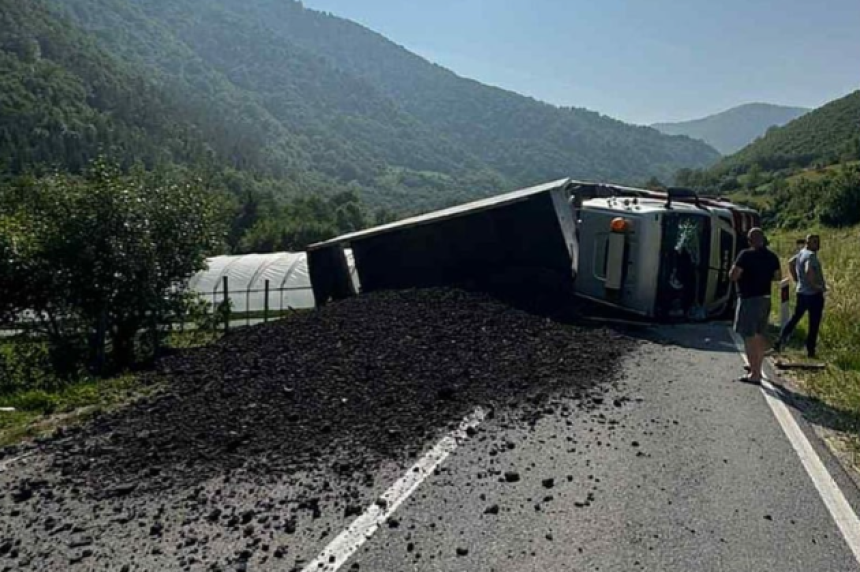 Kamion pun uglja se prevrnuo na putu Donji Vakuf - Jajce
