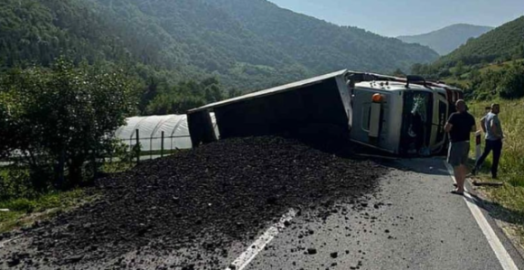 Kamion pun uglja se prevrnuo na putu Donji Vakuf - Jajce