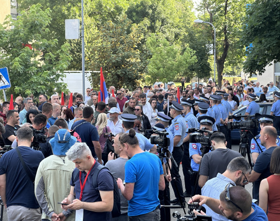 Veliki broj građana i policije oko Okružnog Suda u BL