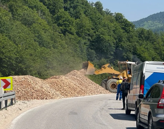 Санација клизишта на путу Гацко - Фоча, застоји до пола сата
