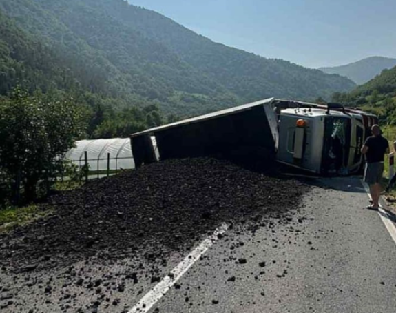 Kamion pun uglja se prevrnuo na putu Donji Vakuf - Jajce