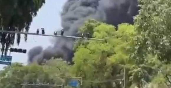Avion s 242 putnika srušio se u Ahmedabadu (VIDEO)