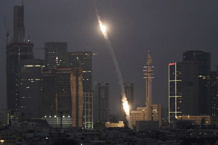 Izraelci ruše iranske rakete iznad Tel Aviva (VIDEO)