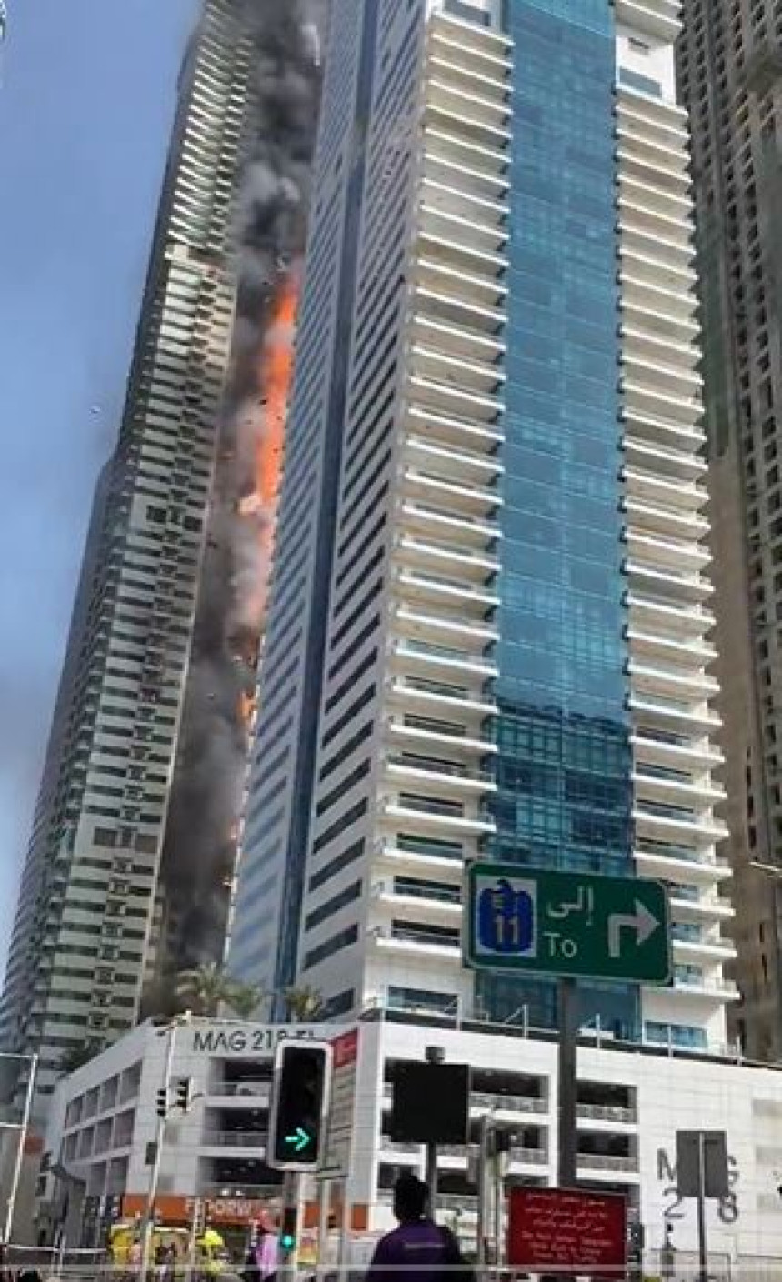 Drama u Dubaiju: Gorio neboder od 67 spratova (VIDEO)