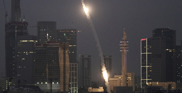 Izraelci ruše iranske rakete iznad Tel Aviva (VIDEO)