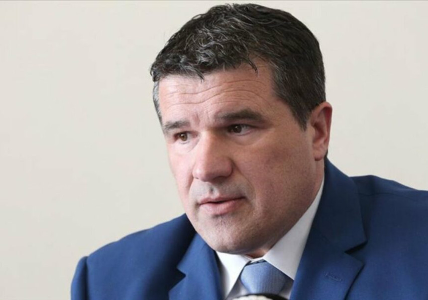 Krije se i živi u Makarskoj, a traži u BiH penziju!?