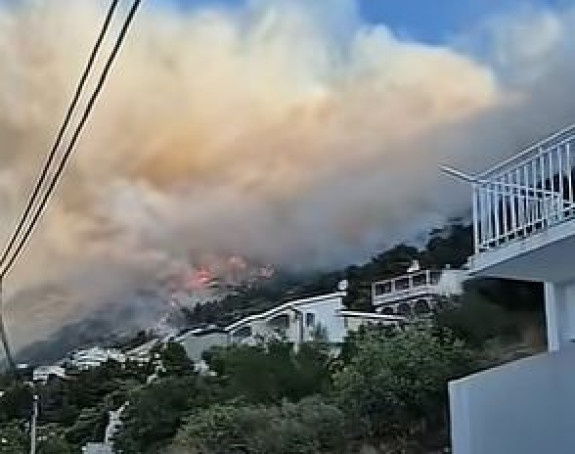 Požar bukti, turisti bježe sa Jadrana, vatra stigla do kuća