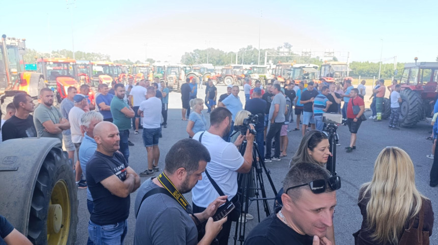 Granični prelaz Rača blokiran za teretni saobraćaj do 16 časova