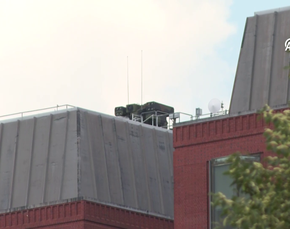 Вашингтон на опрезу, Бијела кућа окружена лансерима