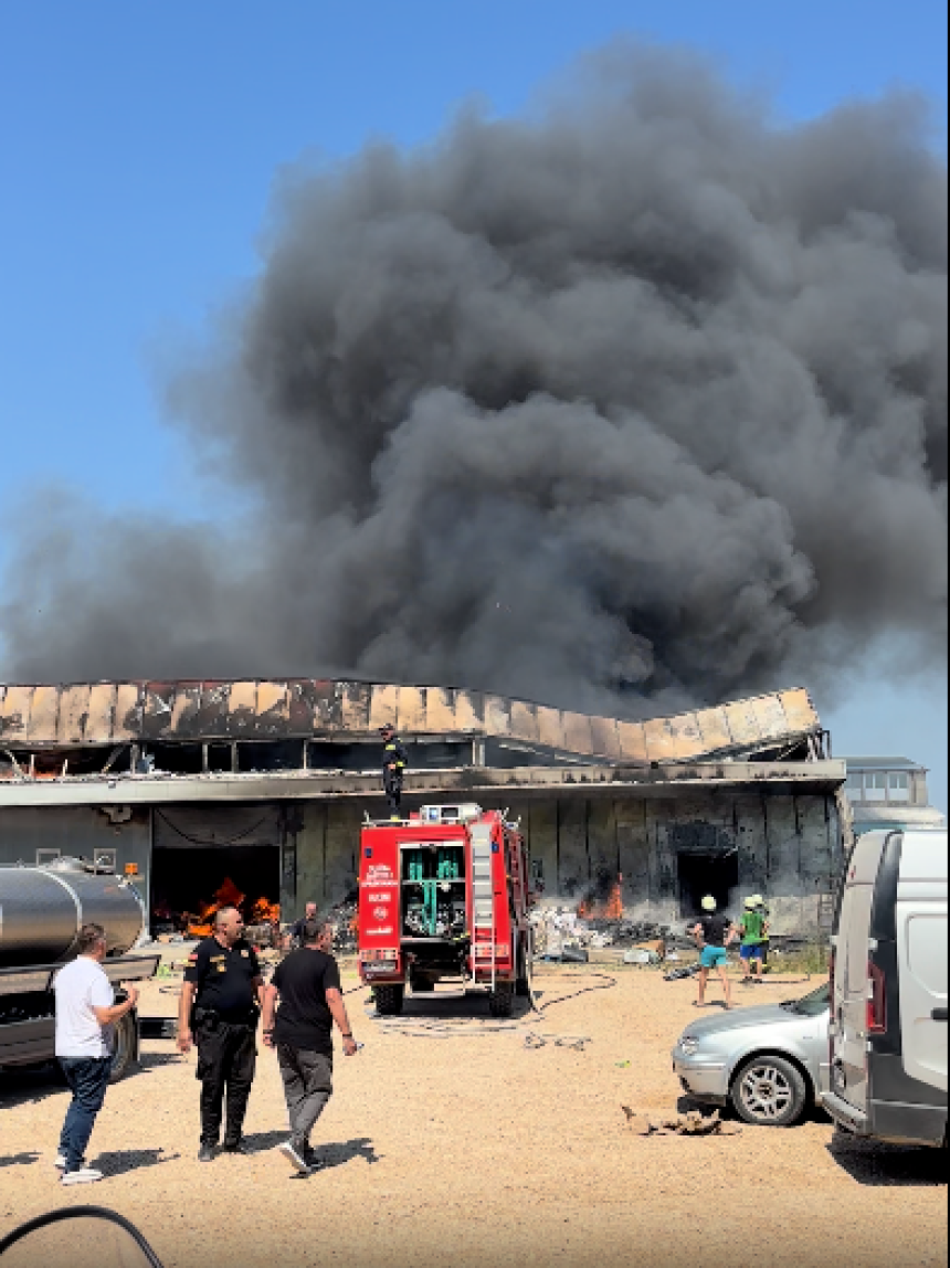 Улцињ: Експлозија у магацину фирме, пожар гасе и мјештани