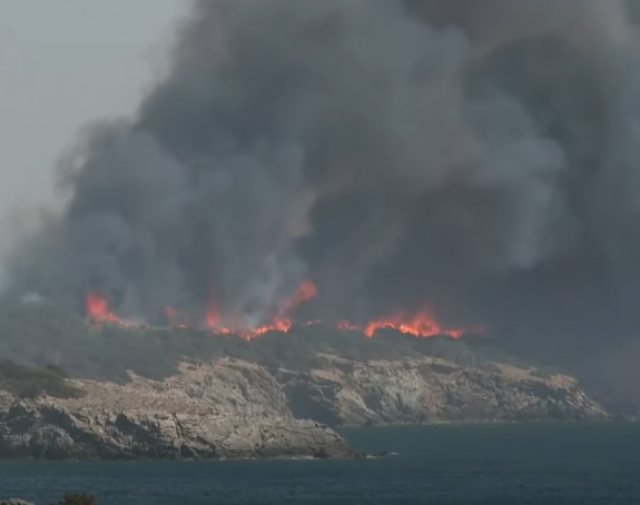 Велики пожари на Криту и Хиосу, наређене хитне евакуације