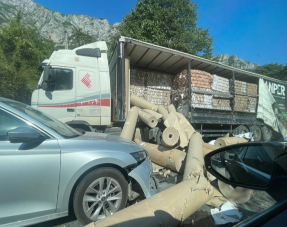 Jablanica: Iz kamiona ispao teret, otežan saobraćaj