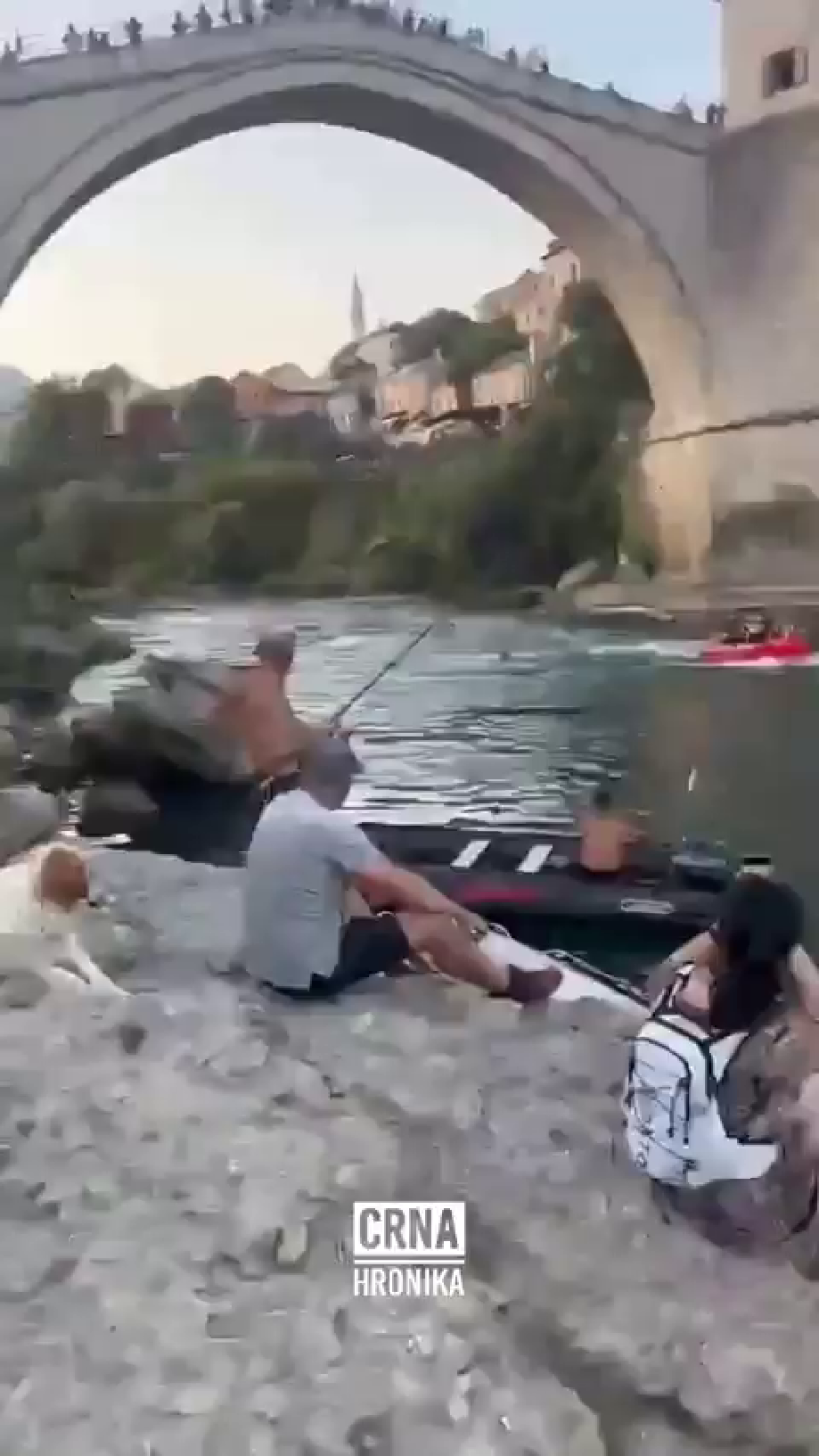 Turista skočio sa Starog mosta, zatim dobio batine (VIDEO)
