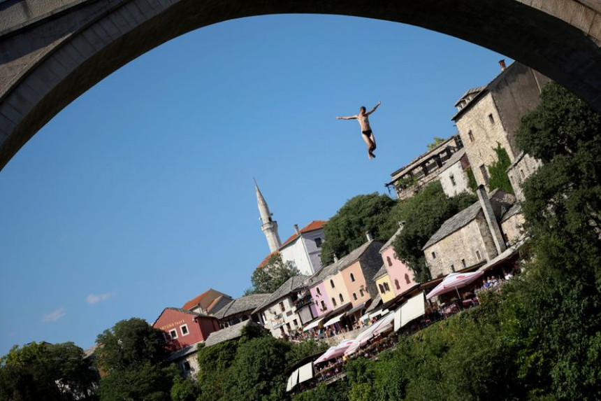 Јавио се младић који је скочио са Старог моста у Мостару