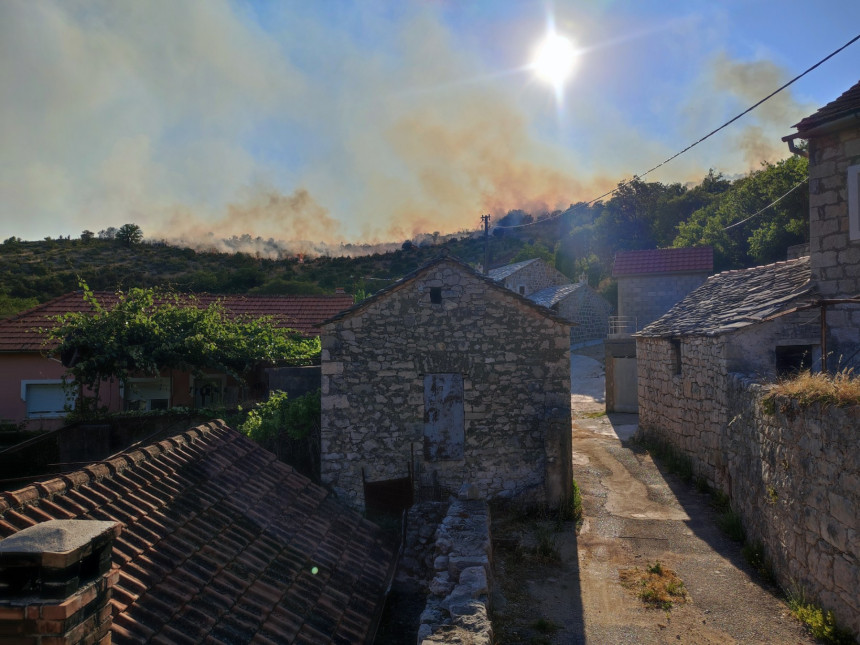 Trebinje: Požar na Humcu, mještani pritekli u pomoć