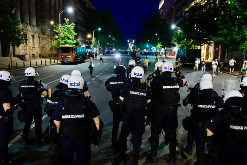 Kordon policije između studente blokadere i studenata koji žele da uče