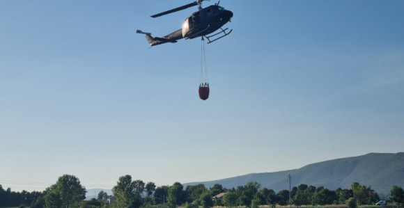 Veliki požar u Grudama, gasi ga helikopter