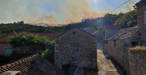 Trebinje: Požar na Humcu, mještani pritekli u pomoć