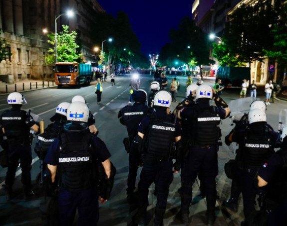 Kordon policije između studente blokadere i studenata koji žele da uče
