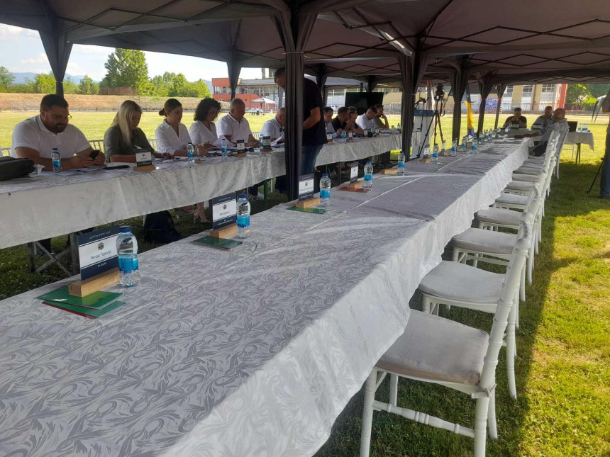 Teslićki parlament na stadionu, nema Miličevića i SNSD-a