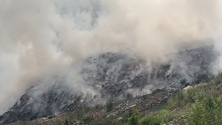 Пожар на депонији у Трнову стављен под контролу (ФОТО)