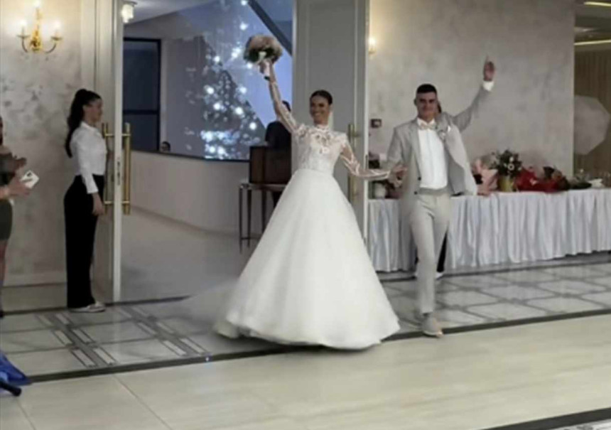 Mlada želela romantični ples a mladoženja izabrao Ligu šampiona! (VIDEO)