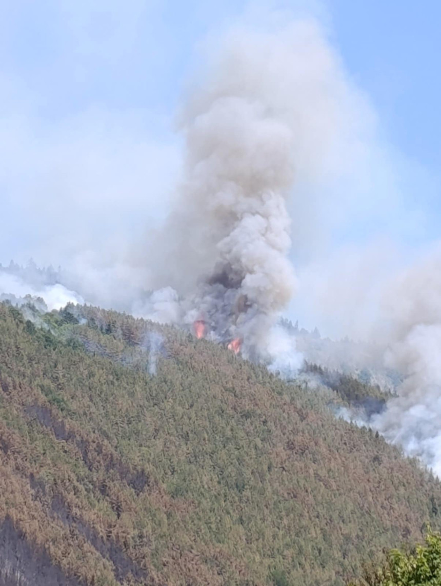 Požar kod Rogatice traje već tri dana, širi se prema selima