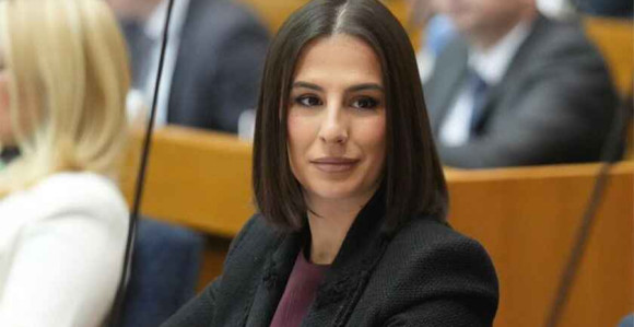 Danas imamo instituciju koja kleči pred jednim čovjekom