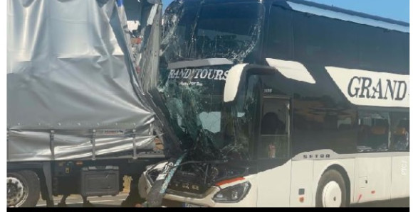 Autobus udario u kamion, osmoro putnika povrijeđeno