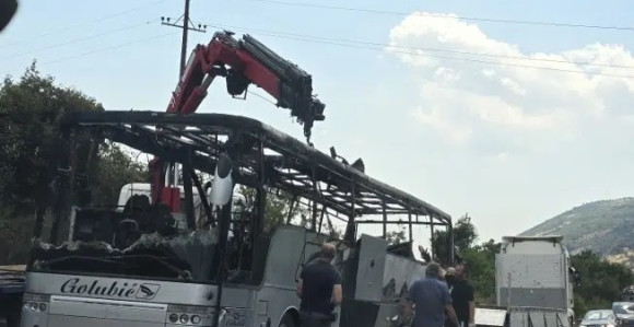 Запалио се аутобус из Српске на путу у Црној Гори