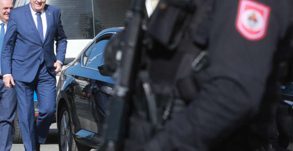 Dodik otpustio 100 policajaca, ne treba više da ga čuvaju