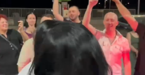 Dragana poslije koncerta zapjevala na pumpi (VIDEO)