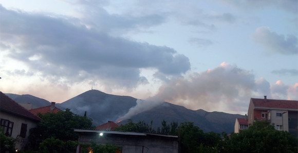 Trebinje: Požar se širi Leotarom, vatrogasci brane kuće od vatre