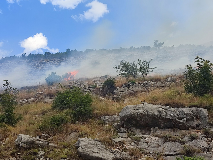 Sitaucija povoljnija, požari oko Trebinja udaljeni su od kuća