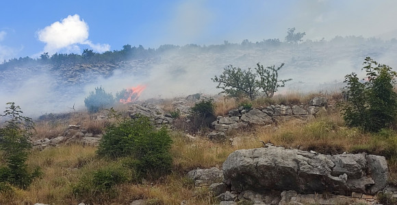 Sitaucija povoljnija, požari oko Trebinja udaljeni su od kuća
