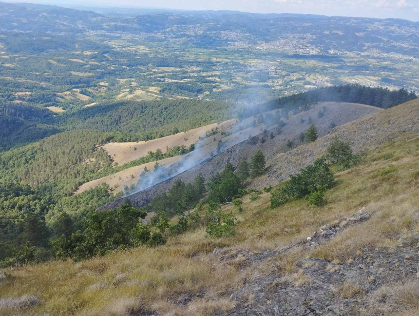 Požar na zaštićenom poručju Ozrena, sve snage na terenu