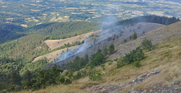 Požar na zaštićenom poručju Ozrena, sve snage na terenu