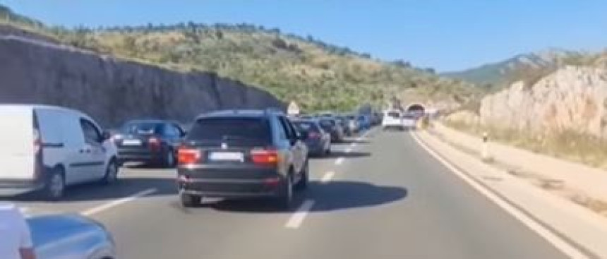 Vozilo se zapalilo na auto-putu u Crnoj Gori (VIDEO)