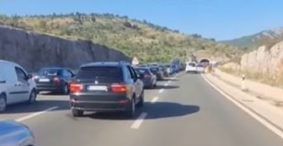 Vozilo se zapalilo na auto-putu u Crnoj Gori (VIDEO)
