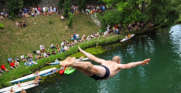 Tradicionalni skokovi sa Gradskog mosta u Banjaluci