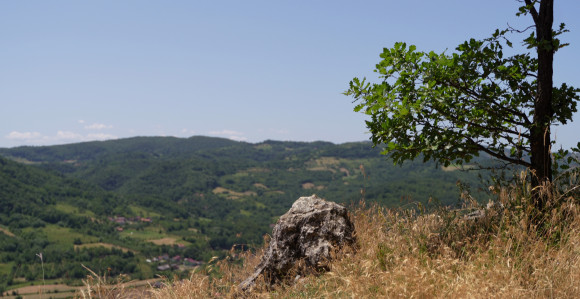 Током дана топло, само понегдје могућа слаба киша