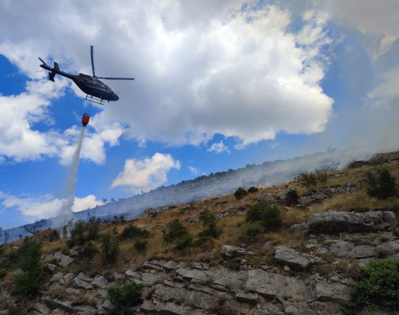 Пожари у неколико села око Требиња још су активни