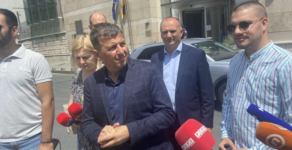 Stranci nam iza leđa trguju zemljom i prave trule dogovore