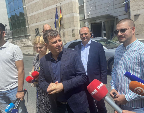 Stranci nam iza leđa trguju zemljom i prave trule dogovore