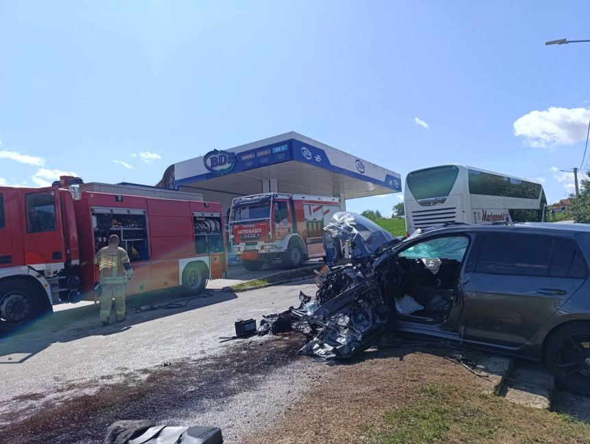 Teška saobraćajka kod Prijedora: Sudar autobusa i “Golfa”
