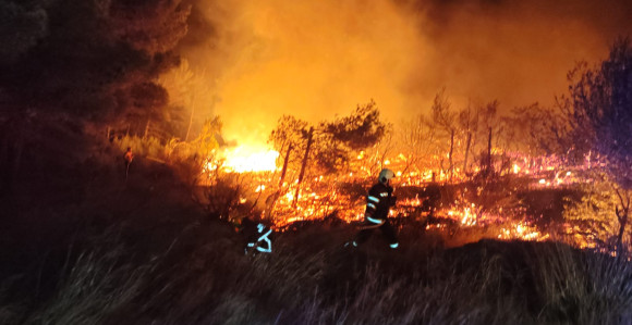 Zbog požara kod Brača evakuisani hotel i kamp