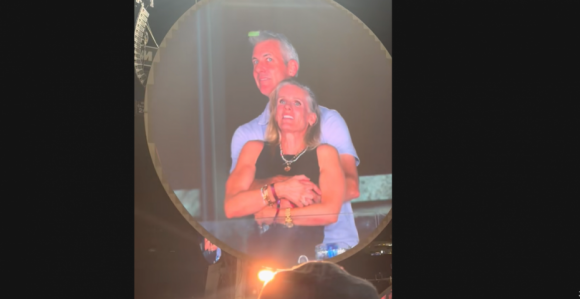 Oglasila se žena koja je ljubavnike snimila na koncertu