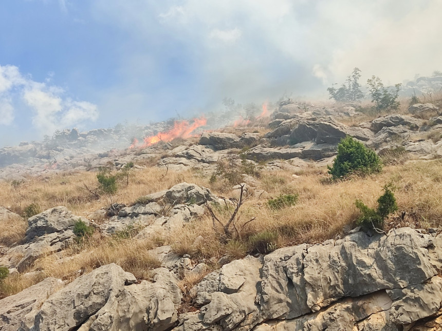 Požari u dijelovima trebinjskih brda, ne prijete kućama