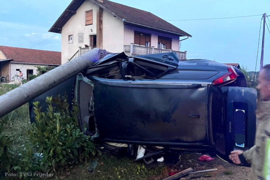 Autom sletio i udario u banderu, izvlačili ga vatrogasci